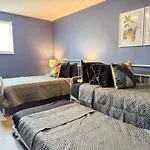 2 Full Apartments 4 Bedrooms With 11 Beds Plus Parking
