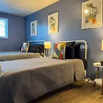 2 Full Apartments 4 Bedrooms With 11 Beds Plus Parking