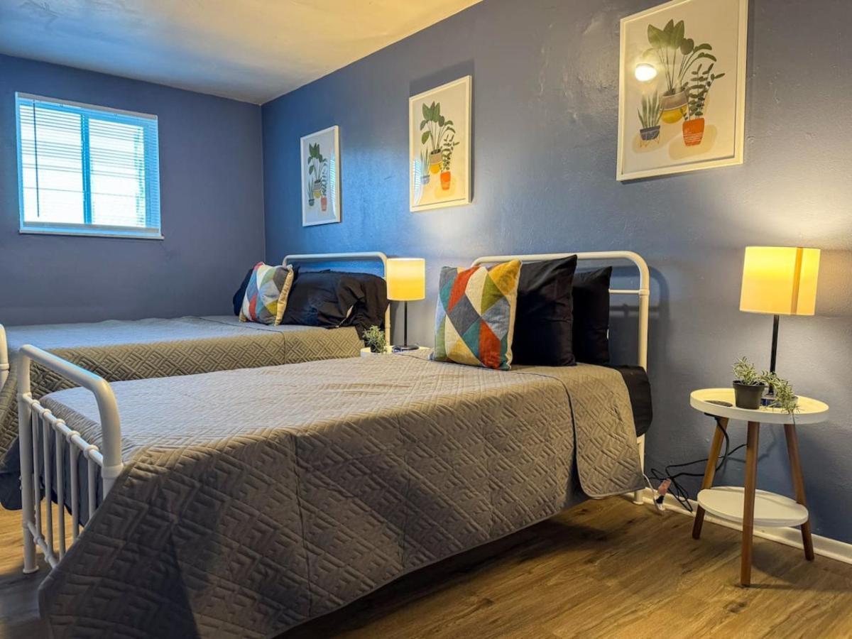 2 Full 4 Bedrooms With 11 Beds Parking Apartment